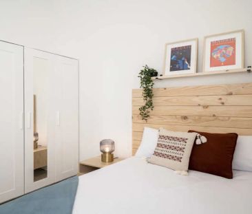 Room in a shared 17-bedroom apartment for rent in Vallehermoso - Photo 5
