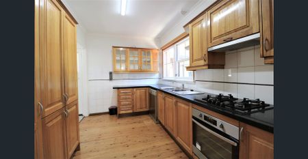 TOWNHOUSE - IN CONVENIENT POSITION - Photo 2