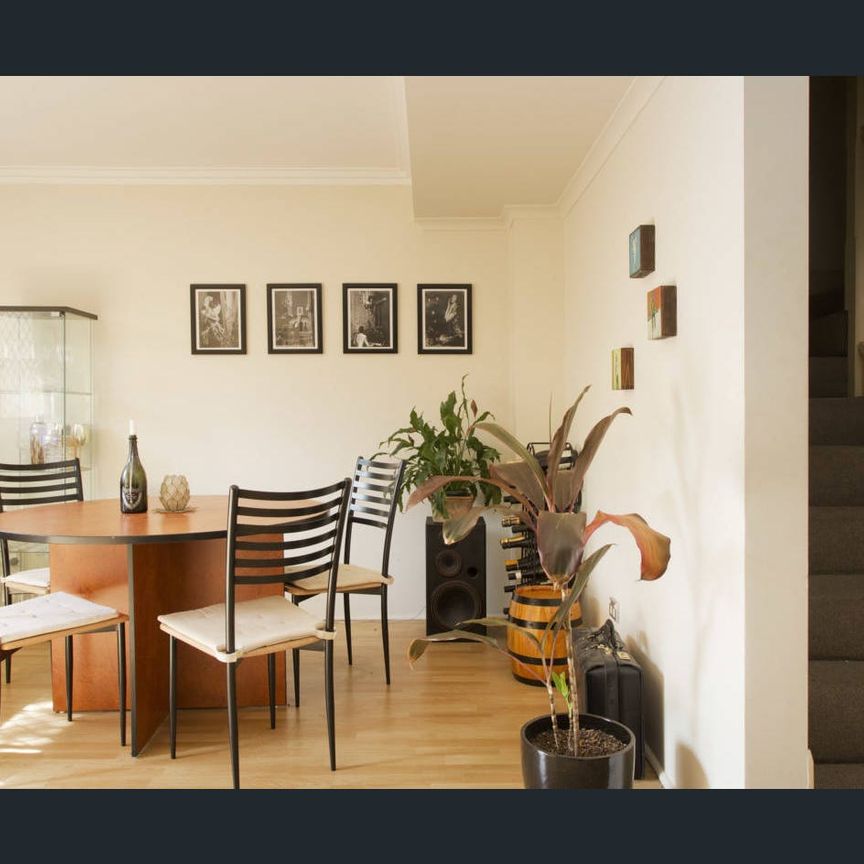 Stunning 2 bedroom town house with large study and storage minutes from the CBD and cafes and services - Photo 1