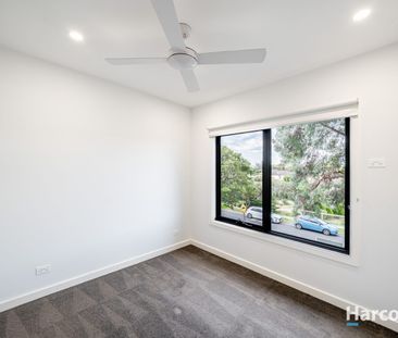 Modern 4-bedroom Townhouse! - Photo 2