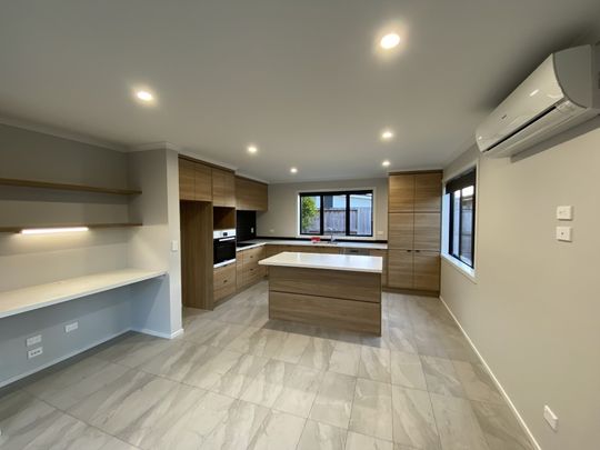 This immaculate three bedroom family home is located in the suburb of Flagstaff, just a short drive from a variety of local amenities. - Photo 1