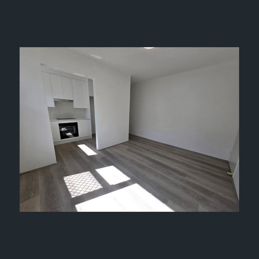 RENOVATED - ONE BEDROOM APARTMENT - Photo 1