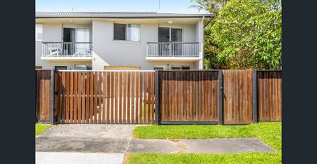 Townhouse in the Village – Coastal Living Made Easy - Photo 2