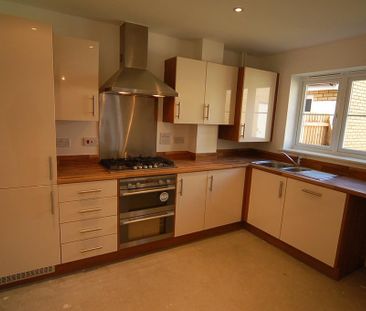 4 bedroom semi-detached house to rent - Photo 5