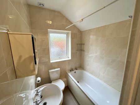 ***Two double bedrooms*** easy access into Derby city centre + Royal Derby Hospital. **lounge** seperate dining room** extended kitchen** - Photo 2