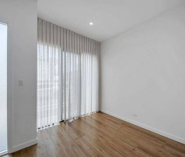 Brand New Terrace Home-stunning oversized kitchen with stone bencht... - Photo 4