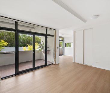 Oversized one-bedder with study or home office - Photo 2