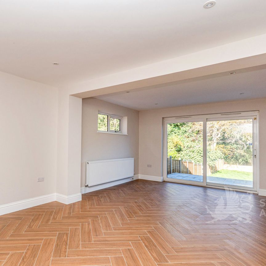 Woodlands Avenue, West Byfleet, Surrey, KT14 6AS - Photo 1