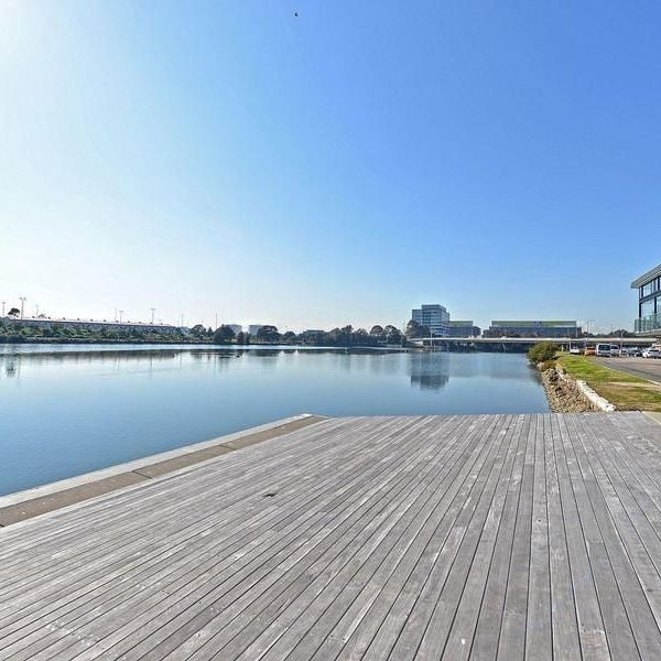 Conveniently Located, Designer And Oversized One Bedroom Plus Car Space & Storage Cage Apartment, Moments To All Amenities - Photo 1