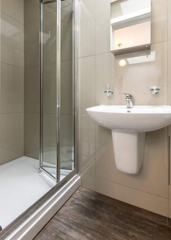 1 bedroom in a flat share to rent - Photo 3