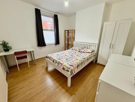 10 Bed Terraced House, Pomona St, S11 - Photo 3