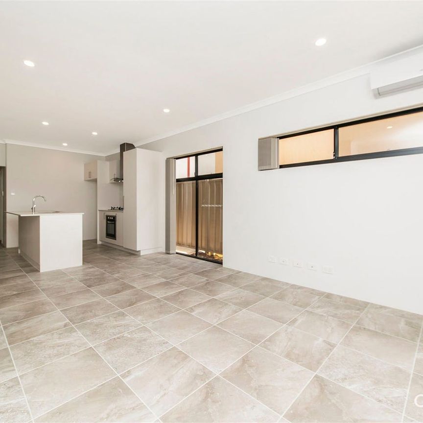 "Exquisite Villa for Rent in Coveted Cannington Locale" - Photo 1