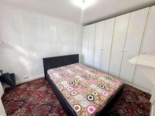 Hanworth Road, Hounslow, TW4 - Photo 1