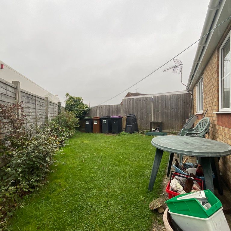 2 bedroom Semi-Detached Bungalow to let - Photo 1