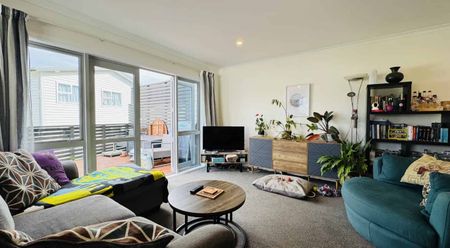 Modern & sunny 3 bedroom home in prime location - Photo 4