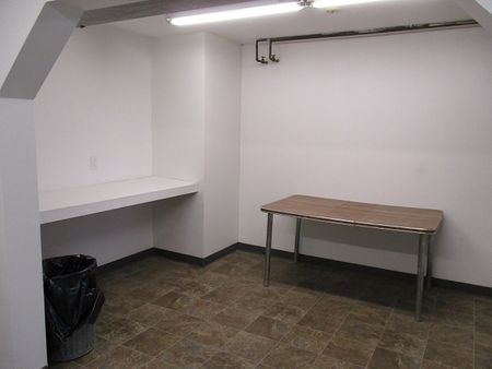 Calling All Nurses!! 2 Bedroom Unit Across the Hospital!! - Photo 4