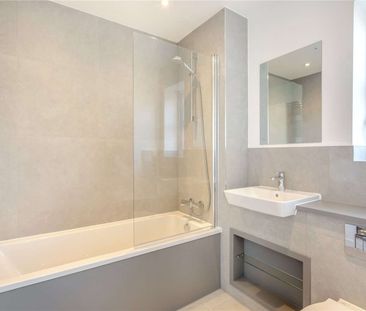 Contemporary family home in desirable village location - Photo 3