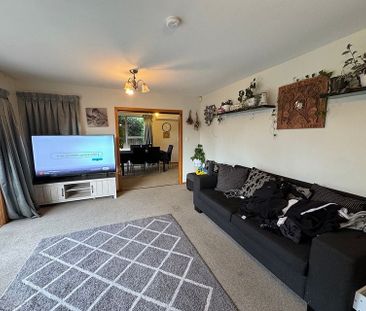 A spacious home with double glazing - Photo 6