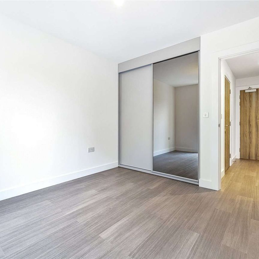 A brand new one bedroom apartment at Bankside Gardens completed by Berkeley Homes. - Photo 1