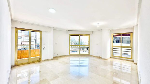 Piso de alquiler en Avenida Alfonso el Sabio, 13, Barrio del Centro - Photo 1