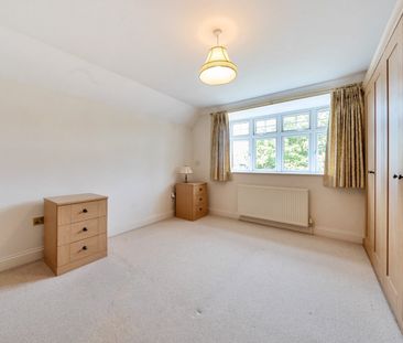 Detached House to rent - Bird In Hand Lane, Bromley, BR1 - Photo 5