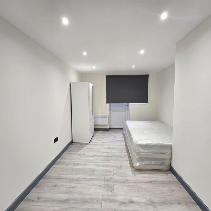 Hawthorn Way, Shepperton TW17, London - Photo 1