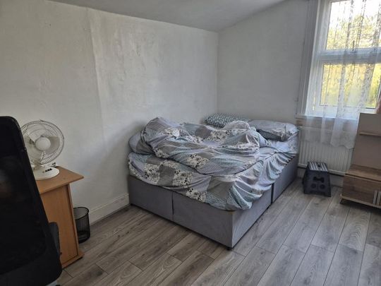 1 bedroom in a house share to rent - Photo 1