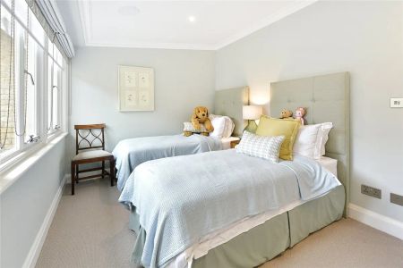 3 bedroom house in London - Photo 4