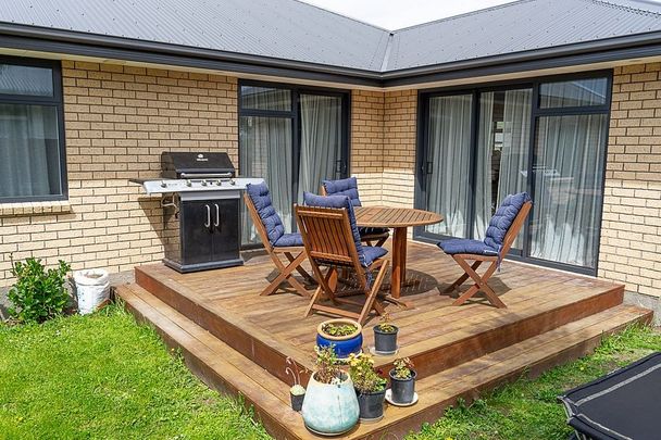 Modern 3-Bedroom Home – Warm, Sunny & Family Ready - Photo 1