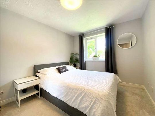 Masefield Gardens, Crowthorne, Berkshire, RG45 - Photo 1