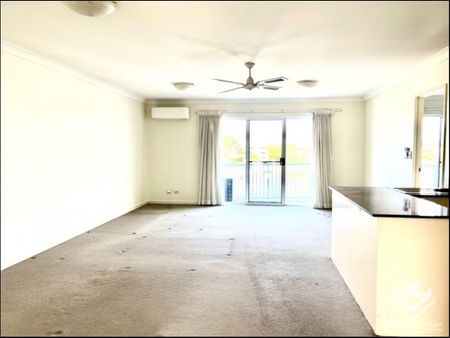 A resort style 2 bedroom apartment plus study in ideal location - Photo 2