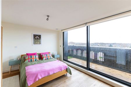 Bazalgette Court, Great West Road, London, W6 flat - penthouse to rent - Photo 5