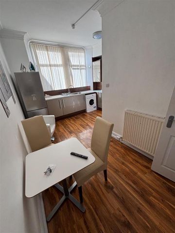 2 bedroom private hall to rent - Photo 4