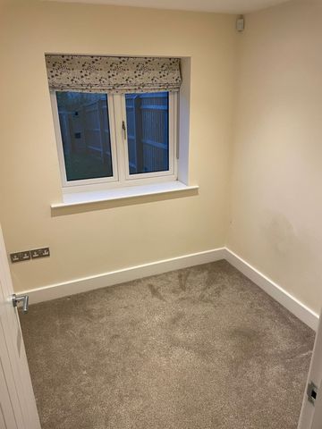 3 bed Terraced - To Let - Photo 5