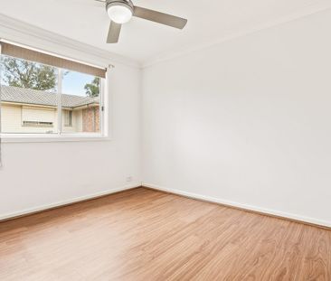 Spacious townhouse in a quiet Penrith complex - Photo 2