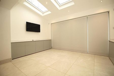 4 bedroom detached house to rent - Photo 4