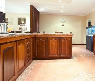 LARGE FAMILY HOME WITH A POOL! - Photo 2