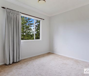 Spacious 1960s weatherboard farmhouse, including water, electricity... - Photo 3