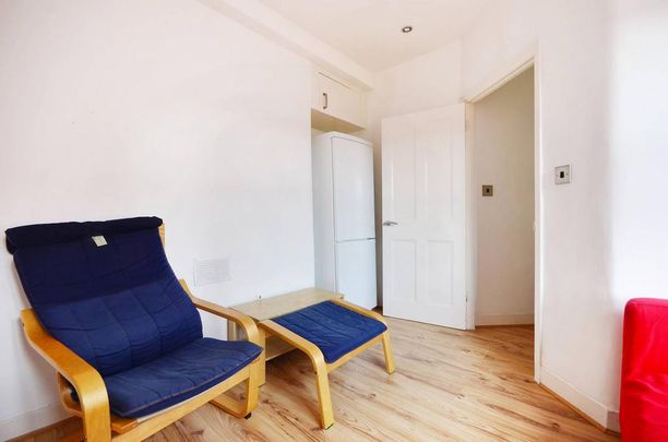 3 bedroom flat to rent - Photo 1