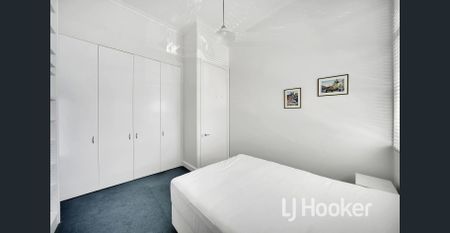 Experience the vibrant city lifestyle in this fully furnished ground floor apartment for 9 months maximum lease. - Photo 2