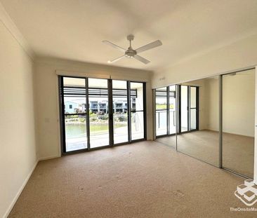 Bright and Roomy Waterfront Townhouse in Emerald Lakes - Photo 3