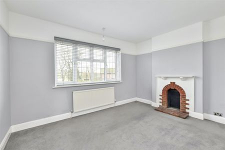 3 bed flat to rent in High Street, Chalfont St. Giles, HP8 - Photo 2