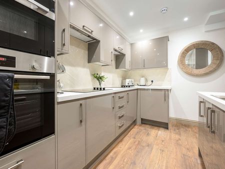 OX Living is proud to present this high-quality 9-bedroom co-living property, perfect for working professionals looking for stylish, stress-free living. Room 1 - Photo 4