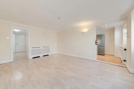 3 bedroom maisonette in London - Photo 4