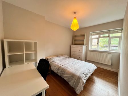 2 Bed Flat, Keats House, SW4 - Photo 4