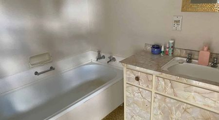 Spacious 4BR Whanganui Haven - Photo 4