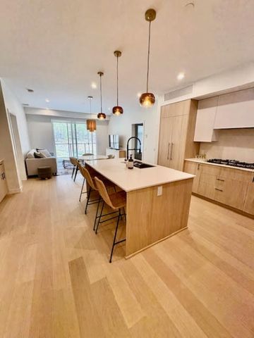 Stunning Top Floor Unit – ZARA 2 - Photo 2