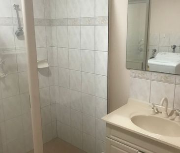 Low maintenance furnished unit - Photo 5