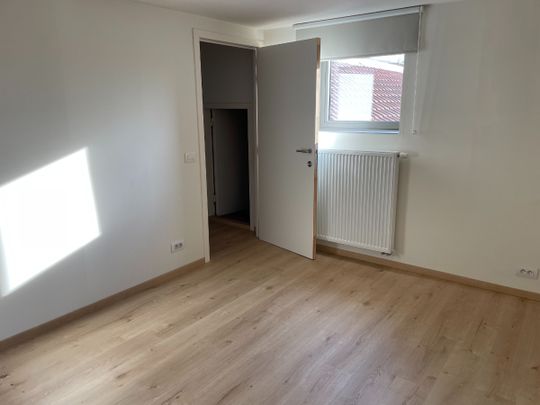 Twee slaapkamer gezinswoning (type halfopen) met ruim terras - Foto 1