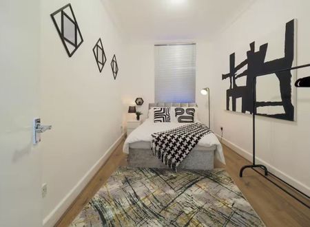 Hammersmith Road, London - Photo 4